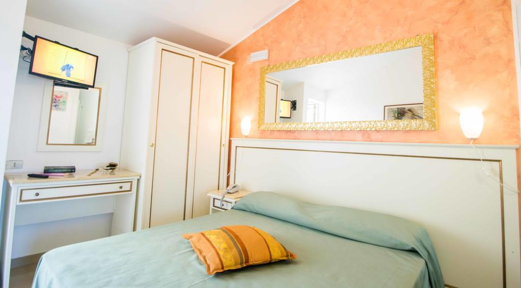 Hotel resort Rocca di Vadaro Capo Vaticano Camera foto